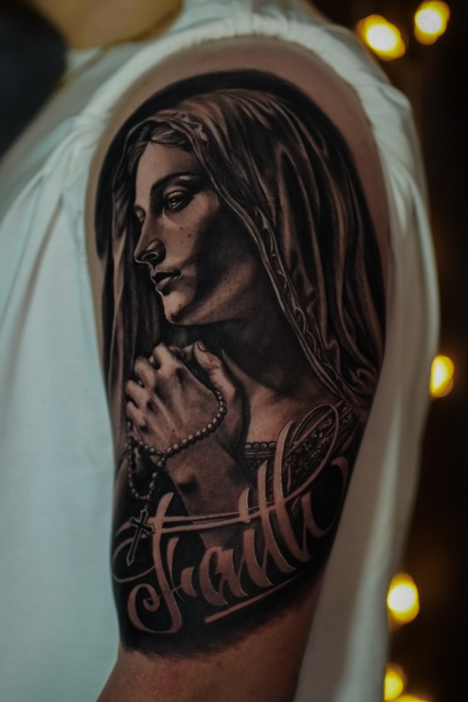 Tatuaż religijny – Jezus w koronie cierniowej – Emil, Gniezno