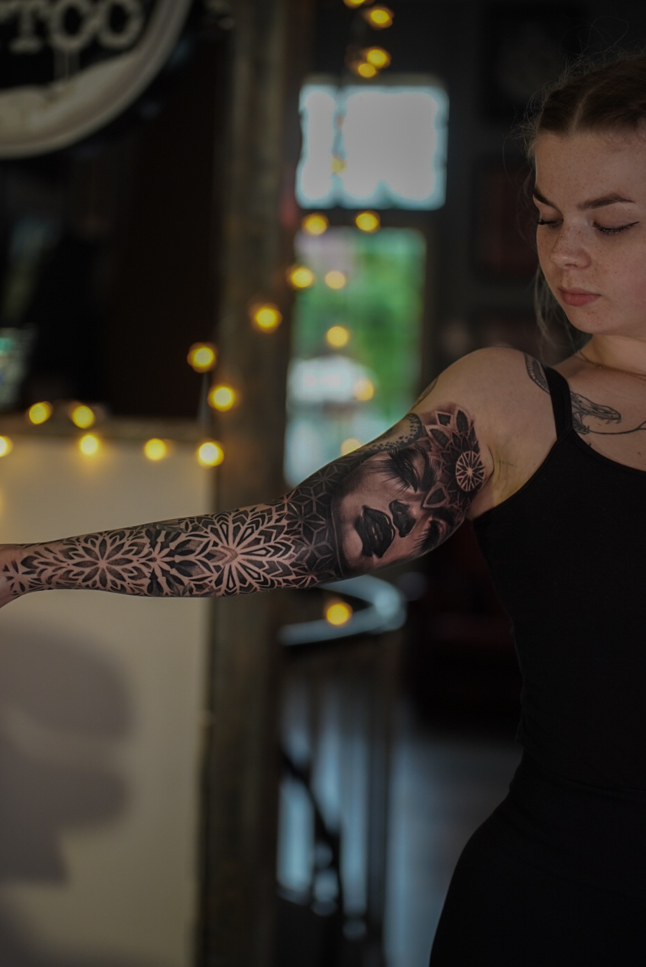 Rękaw tatuaż – mandala, kwiaty i portret kobiety – Emil, studio Gniezno