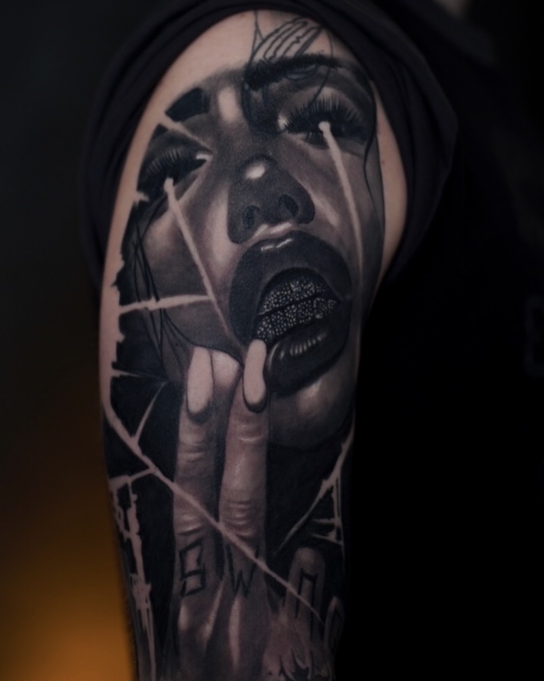 Tatuaż realistyczny portret kobiety w kapturze – Emil, Gniezno
