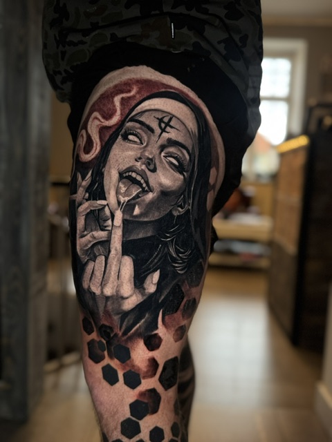 Tatuaż realistyczny portret kobiety na ramieniu – Emil, studio tatuażu Gniezno