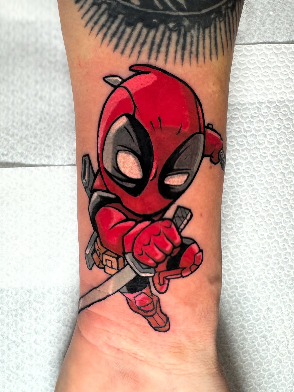 Kolorowy tatuaż Deadpool na przedramieniu – studio tatuażu Gniezno