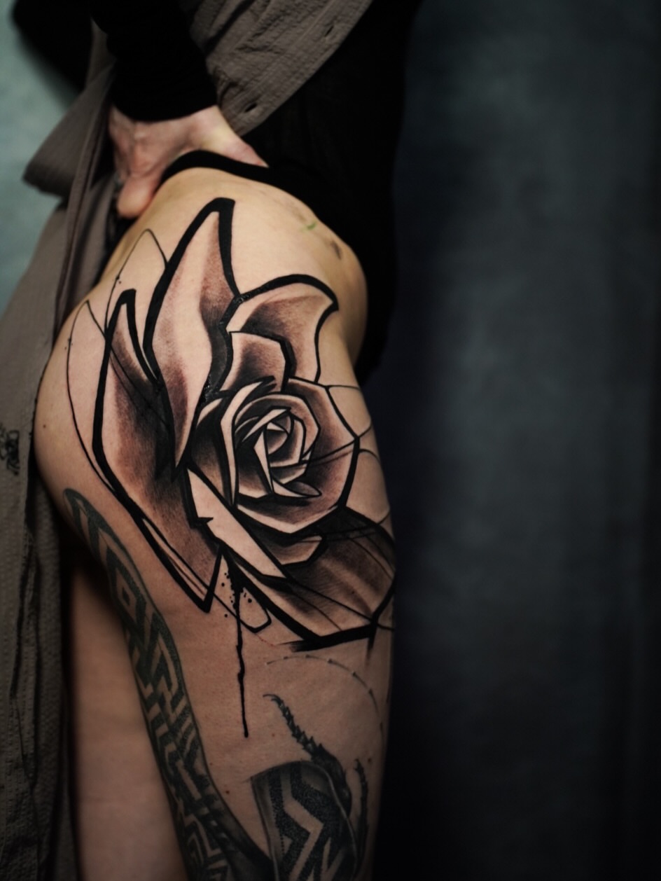 Tatuaż realistyczny róża na udzie – studio tatuażu Gniezno More Life Tattoo
