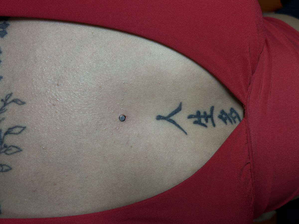 Piercing pępka – Rojo, More Life Tattoo Gniezno
