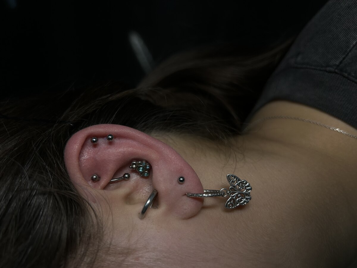 Piercing ucha z kolczykiem motylkiem – Rojo, More Life Tattoo Gniezno